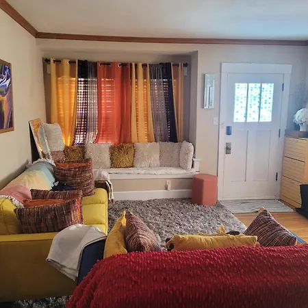 Cozy 1 Bedroom In A House